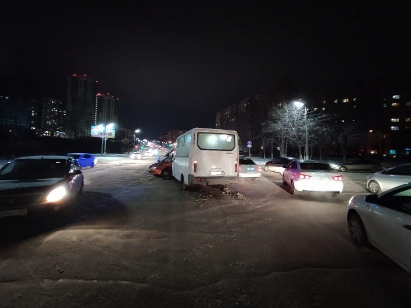 На улице Новосёлов иномарка столкнулась с маршруткой